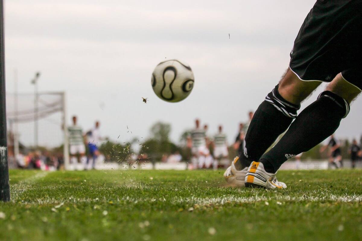 Policía dispara durante un partido de fútbol para arrestar a un jugador