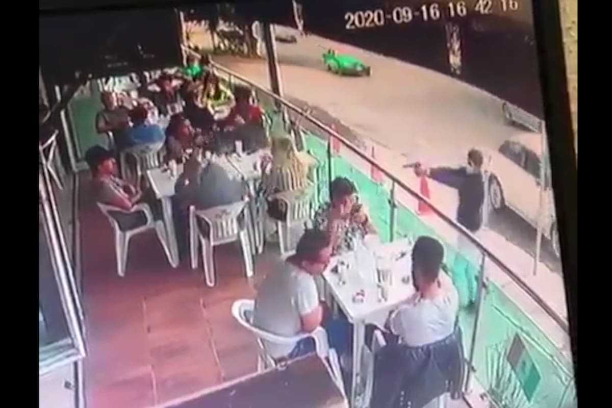 VIDEO: Aterrador momento cuando pistolero mata a joven en restaurante en Guanajuato