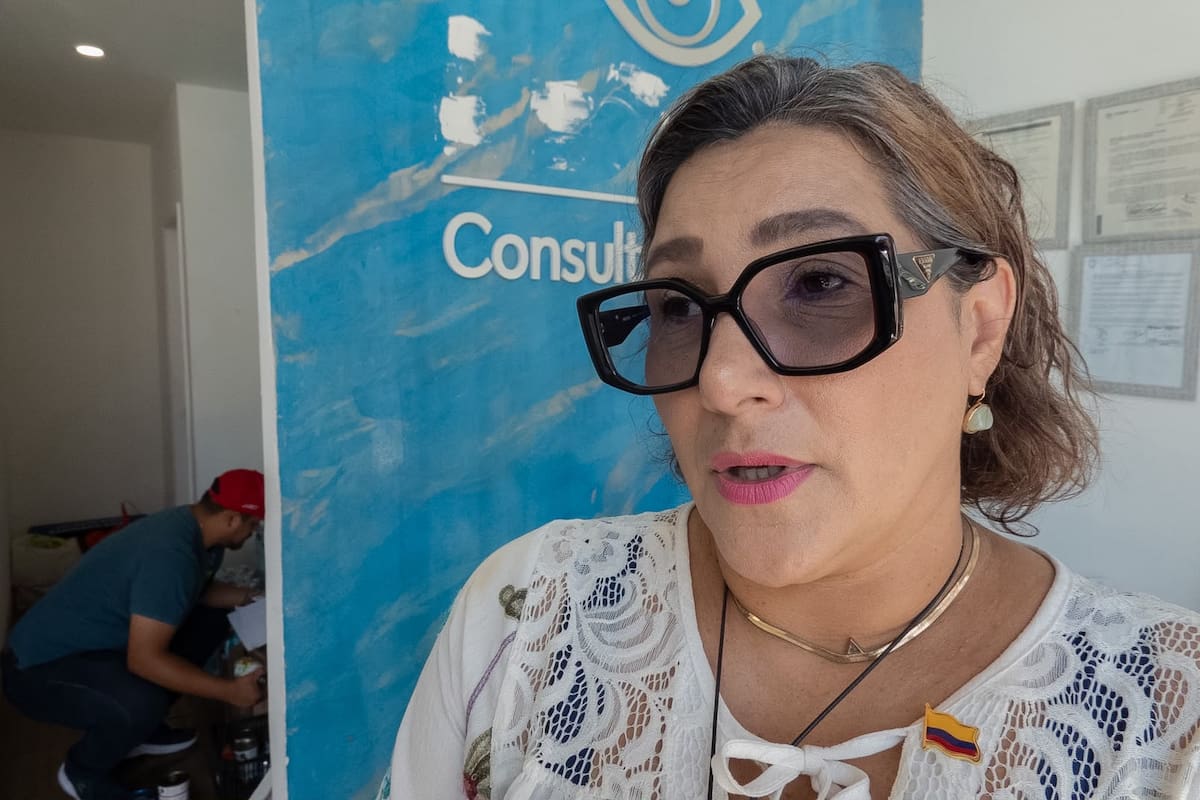 Paola Morales, fundadora de la Asociación de Colombianos en Baja California, participa en la organización y gestión de las donaciones reunidas en Tijuana. Foto: Cortesía / Border Zoom