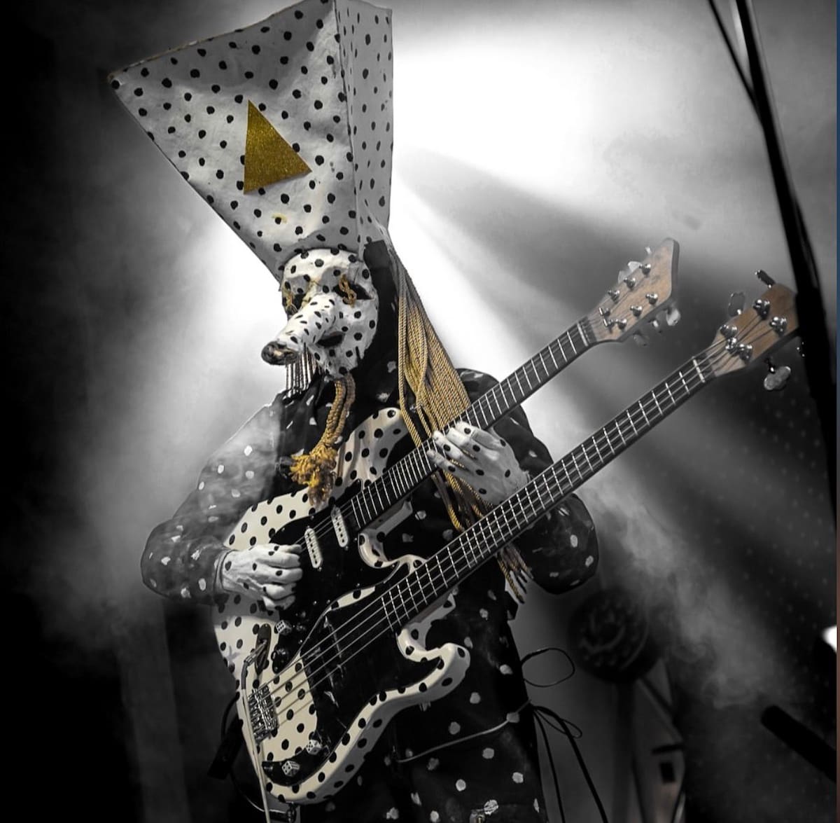 El dueto de Quebec combina anonimato, lenguaje inventado y música microtonal con creciente impacto global. Foto: Cortesía