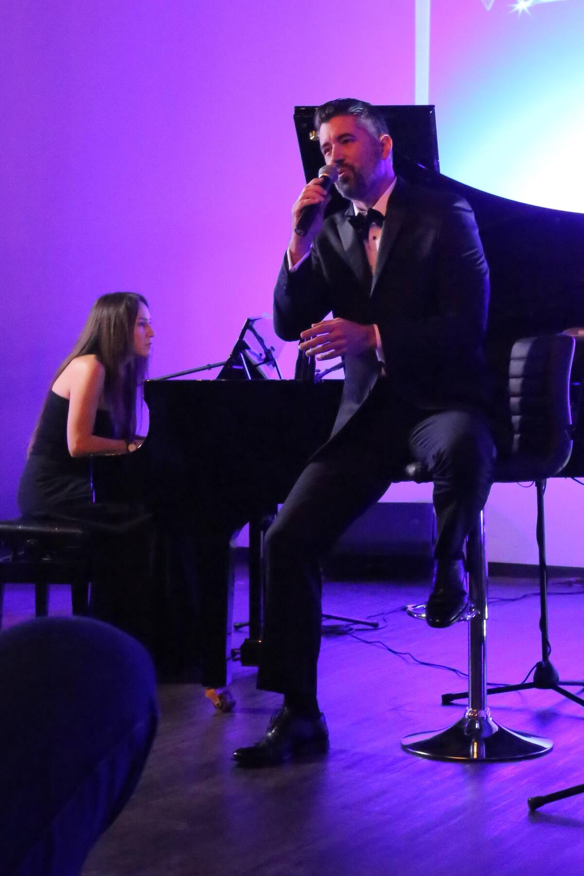 Ricardo Velásquez, embajador cultural de Panamá, acompañado al piano por Ilución Hernández.