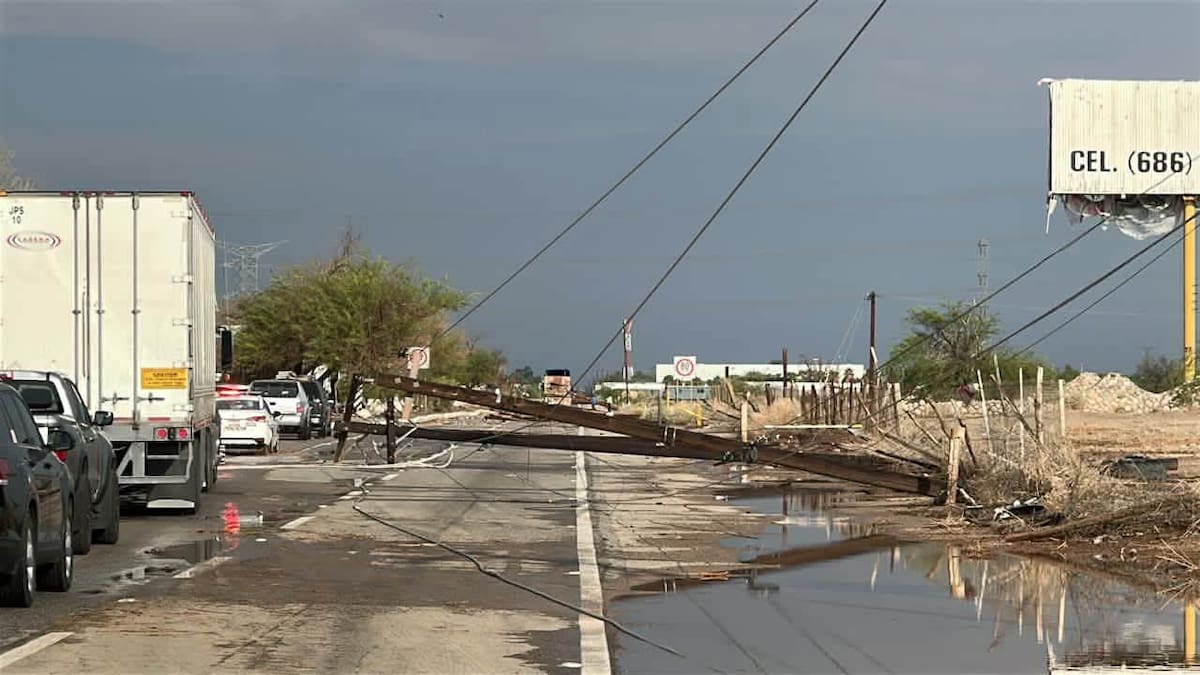 Mantienen un cierre preventivo en la carretera Tijuana-Mexicali debido a la caída de postes de energía eléctrica tras el paso de la tormenta. Foto: Said Morones.