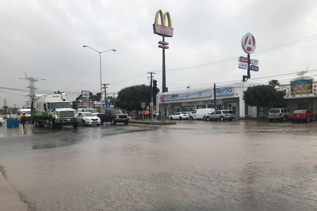 Lluvias en Rosarito dejan charcos, cables caídos. volcaduras y calles inaccesibles