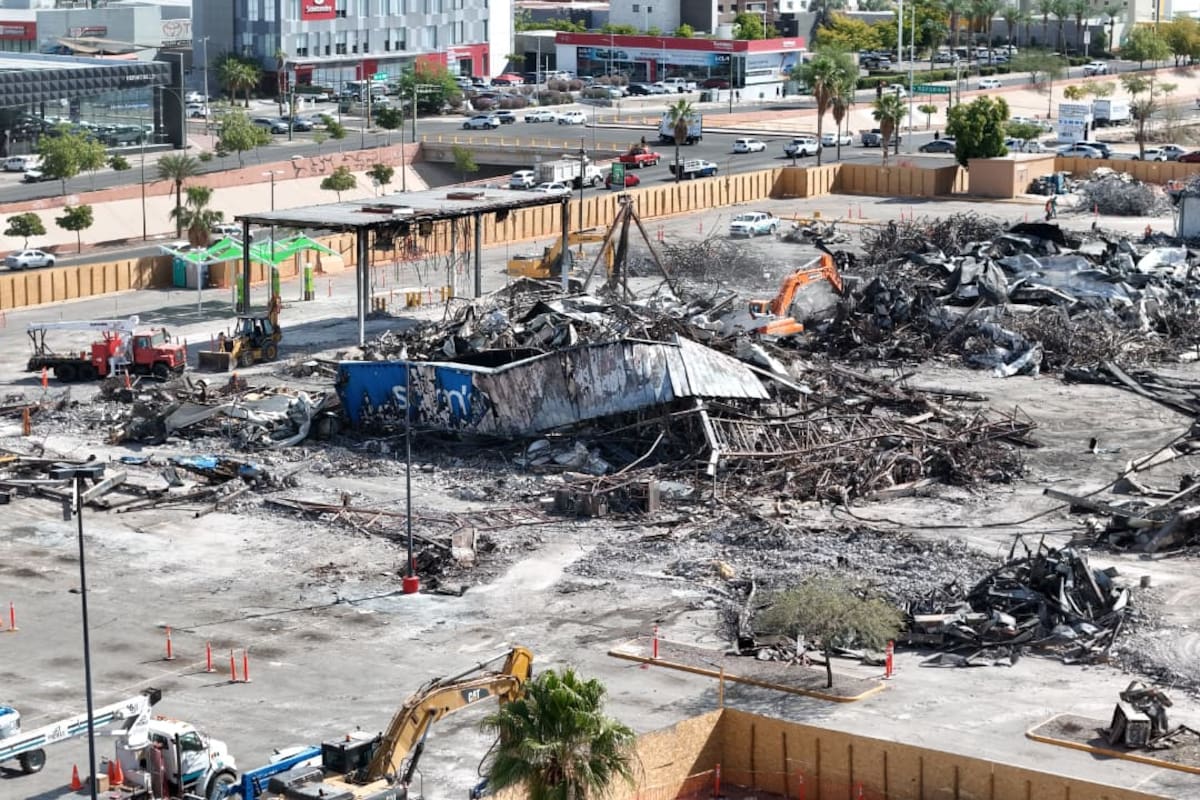 Ruinas de lo que fue el Sam’s Club Vado del Río en Hermosillo siguen en demolición tras incendio; vecinos aún reportan malos olores