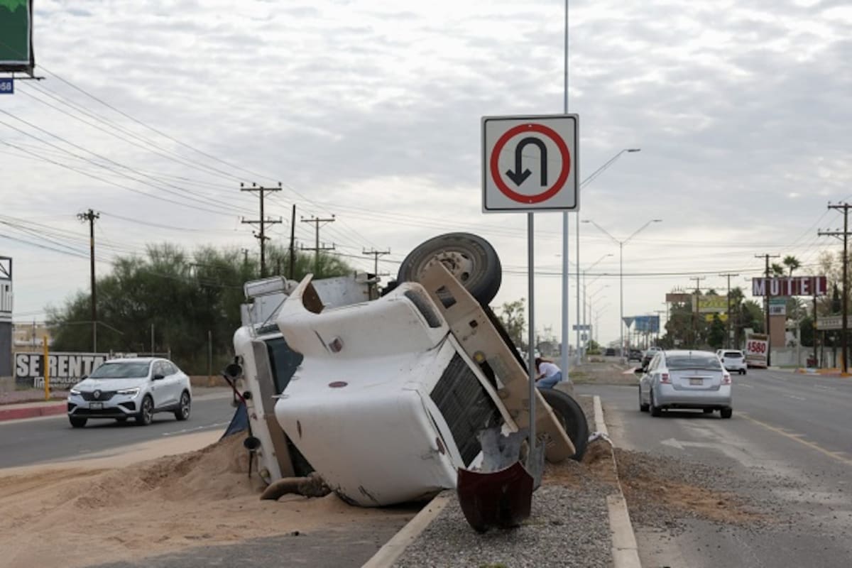 Vuelca tractocamión con arena en la carretera al Aeropuerto