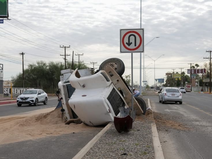 Vuelca tractocamión con arena en la carretera al Aeropuerto