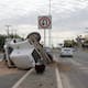 Vuelca tractocamión con arena en la carretera al Aeropuerto