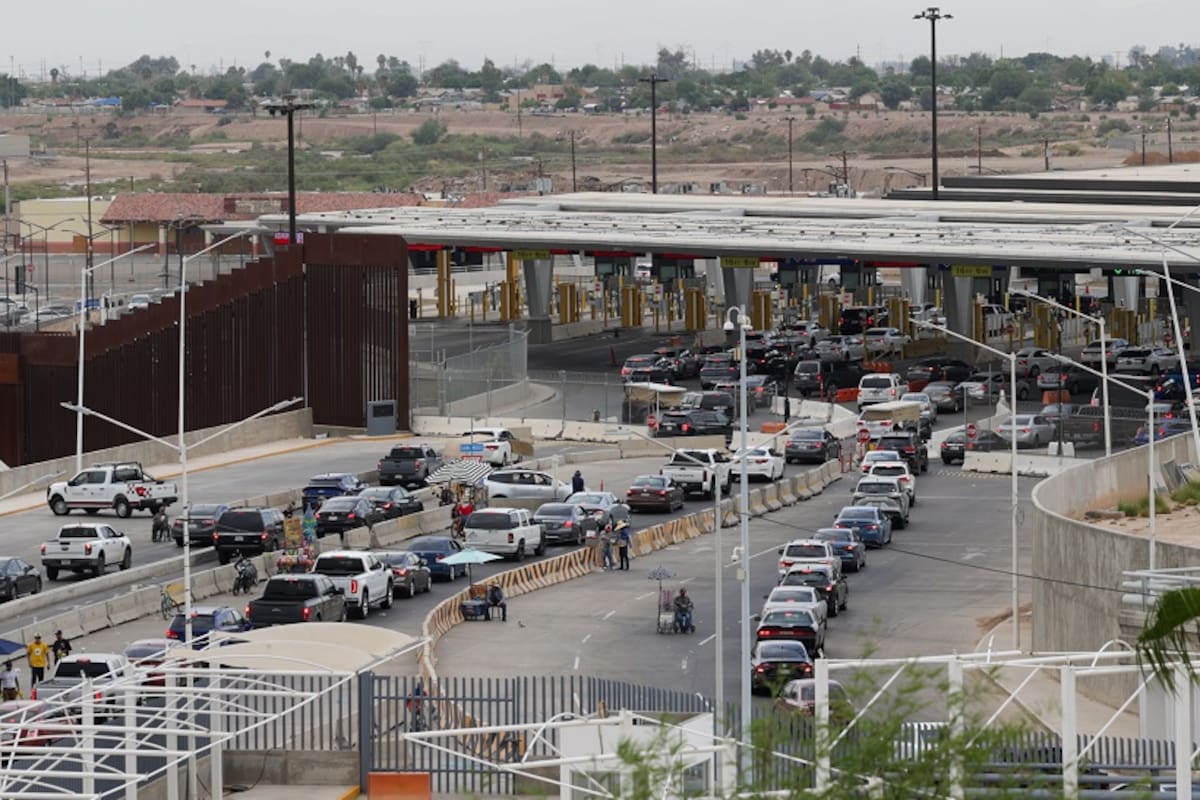 Largas filas para cruzar a Calexico este martes por la mañana