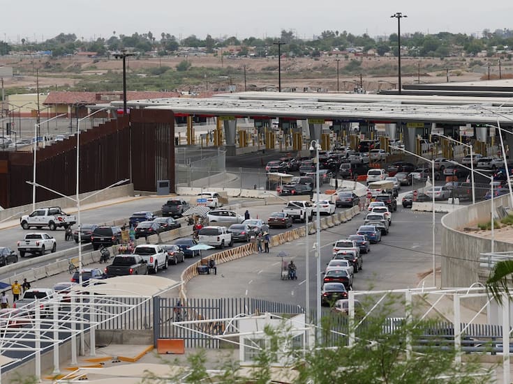 Largas filas para cruzar a Calexico este martes por la mañana