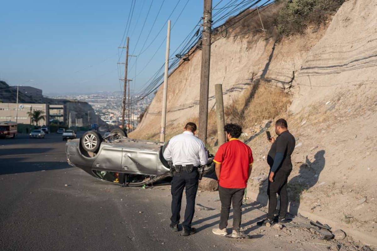 Un joven de impactó su vehículo contra un poste antes de volcar; no requirió traslado médico. Foto: Border Zoom