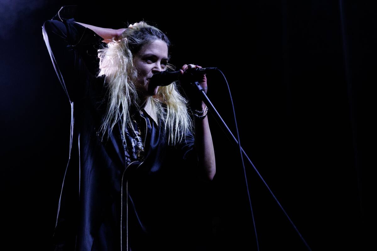 Mosshart is also the lead vocalist for Jack White's psychedelic rock band, The Dead Weather.
