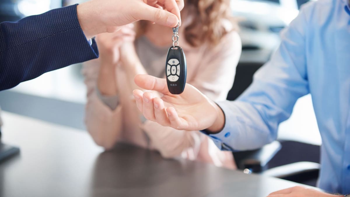 Los créditos automotrices de 80 meses ganan terreno en México mientras especialistas advierten que los compradores podrían terminar pagando mucho más por su vehículo