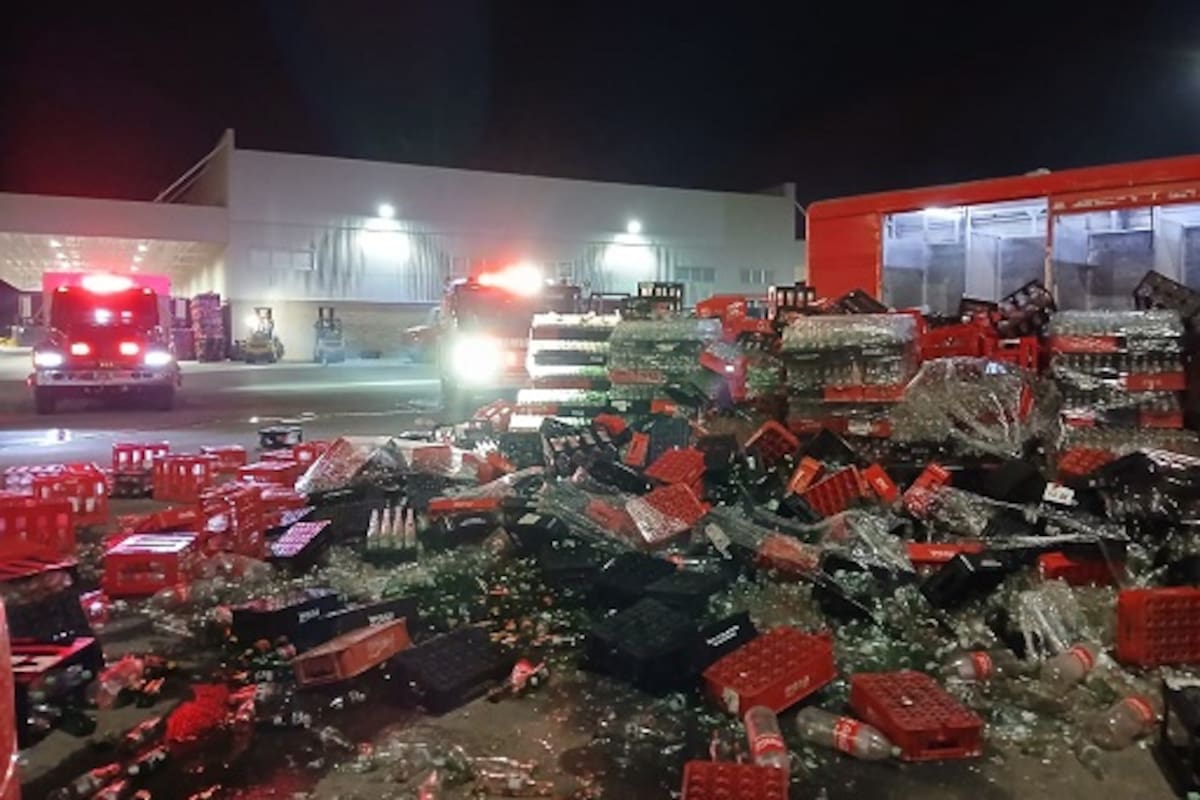 Camión repartidor se incendia tras chocar contra una barda