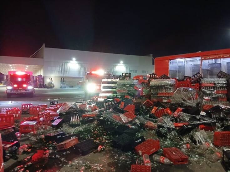 Camión repartidor se incendia tras chocar contra una barda