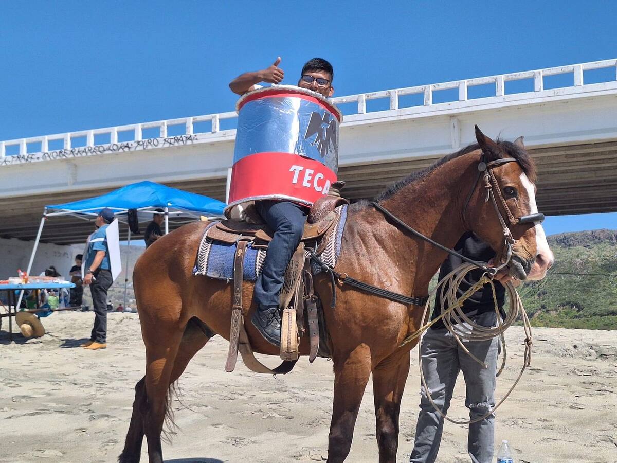 Los jóvenes de Santa Anita dejaron volar su imaginación para concienciar sobre el problema de la basura en la playa de La Misión.