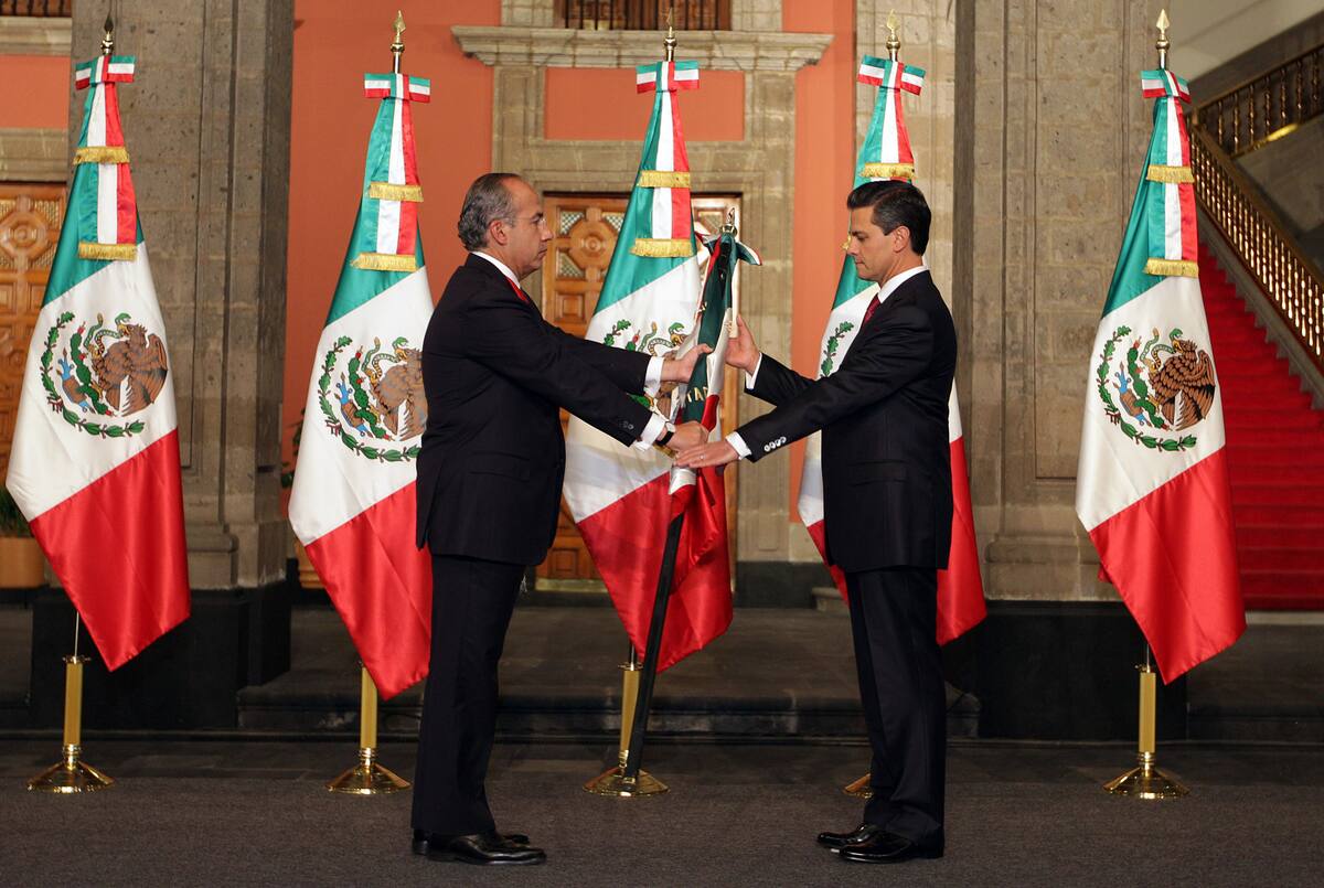 21201004. México, D.F.- El presidente Felipe Calderón Hinojosa entregó el mando de la fuerza pública al presidente electo Enrique Peña Nieto, en el marco de la ceremonia “Entrega de Mando”, en el Patio de Honor de Palacio Nacional.
NOTIMEX/FOTO/ESPECIAL/COR/POL/