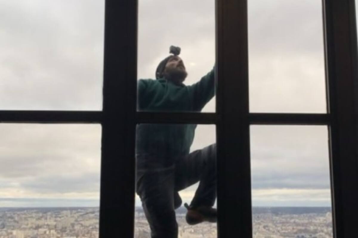 Escala edificio de París sin equipo de seguridad