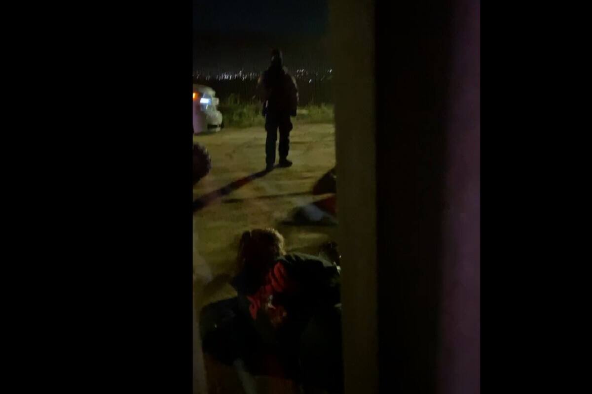 Grupo de migrantes se lesiona al caer del muro fronterizo