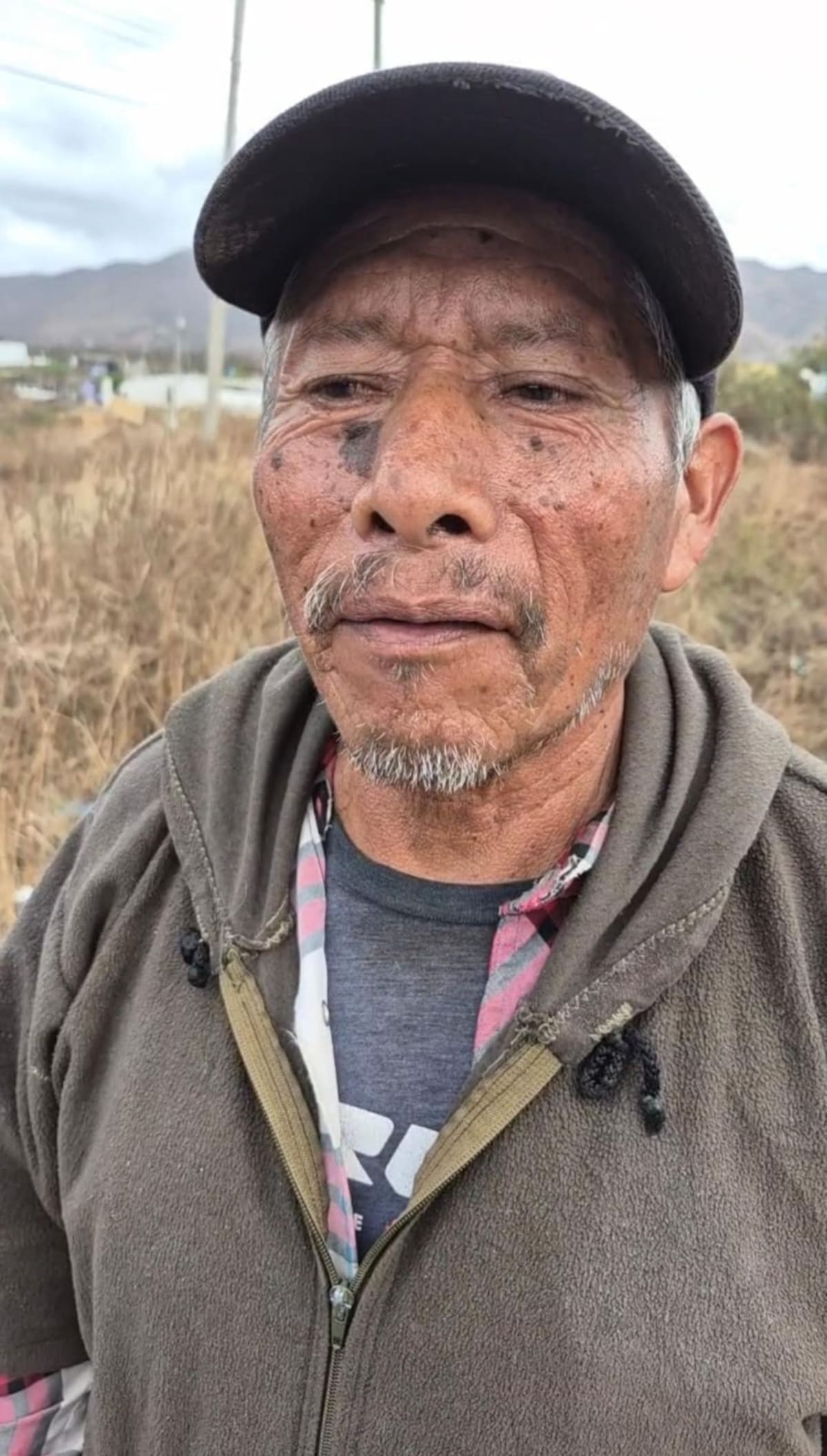 Desde las primeras horas del día, vecinos de la zona se sumaron a las labores de búsqueda para tratar de localizar al joven, luego de que la corriente arrasara con viviendas y vehículos. Foto: Cortesía