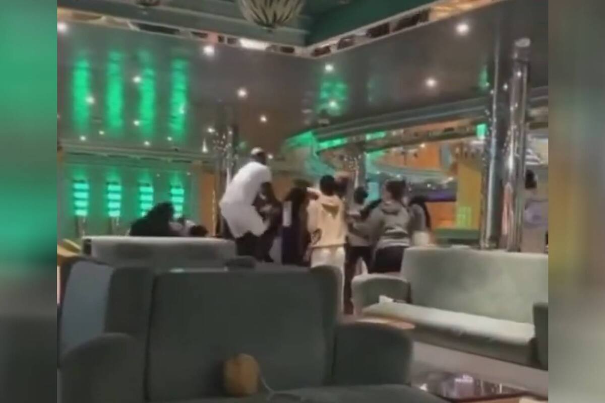 VIDEO: Decenas de personas se pelean en un crucero por una supuesta infidelidad