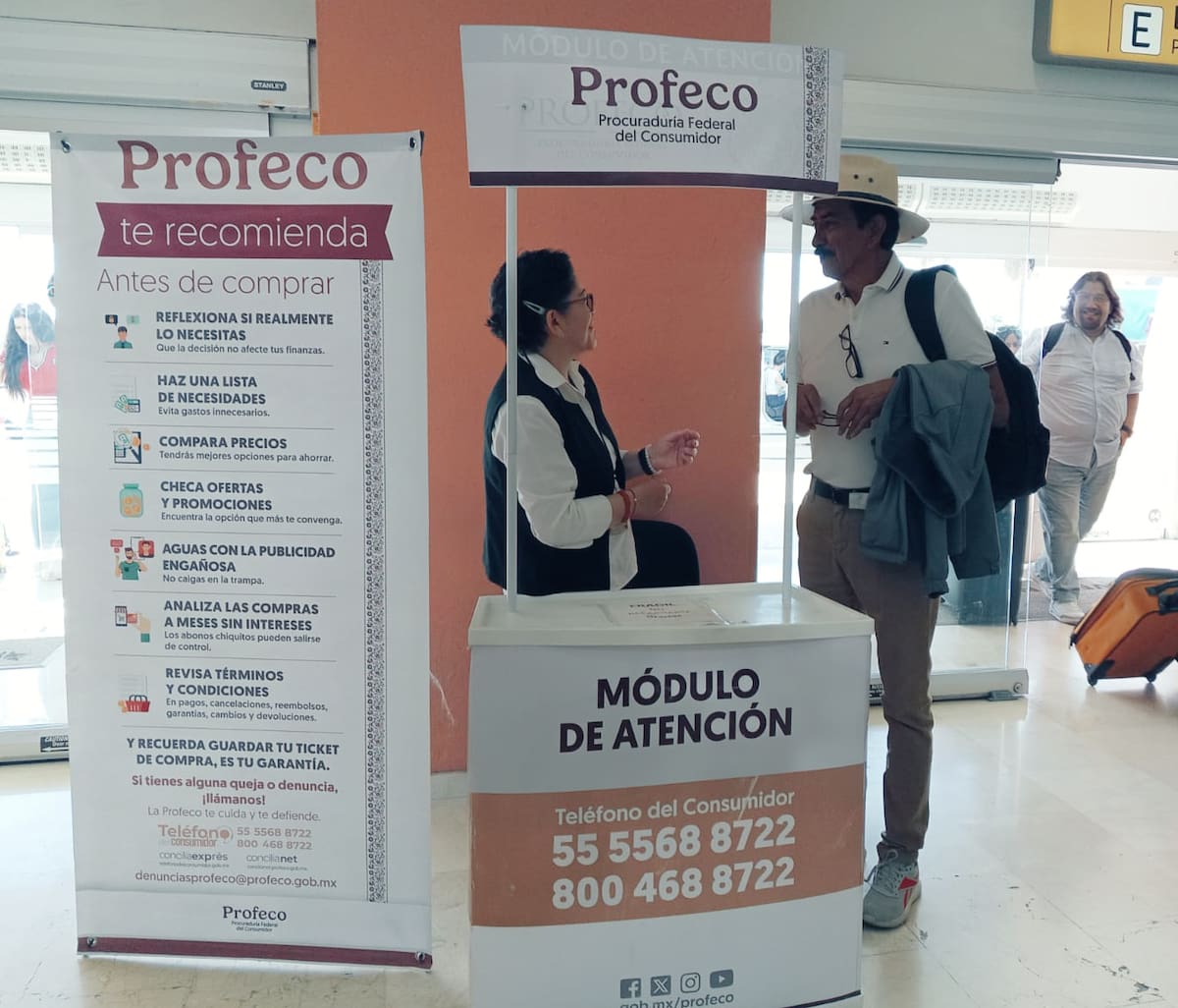 Durante Semana Santa, personal de Profeco brindó asesorías a los consumidores en las principales centrales de autobuses y aeropuertos de México. | Foto: Especial