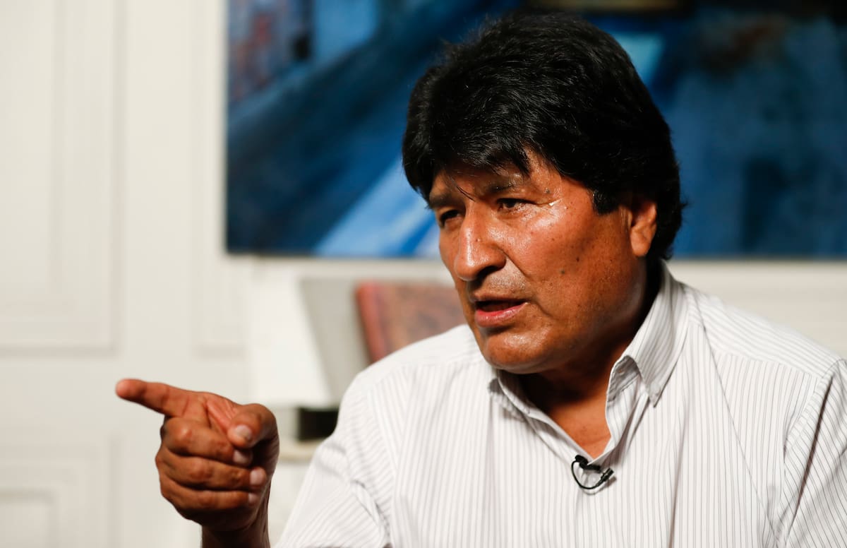 El expresidente boliviano Evo Morales habla durante una entrevista con The Associated Press en la Ciudad de México, el jueves 14 de noviembre de 2019. El exmandatario, quien recibió asilo político en México tras su renuncia, espera que la ONU, quizá con apoyo del papa Francisco, medie para resolver la crisis en Bolivia (Foto AP/Eduardo Verdugo)