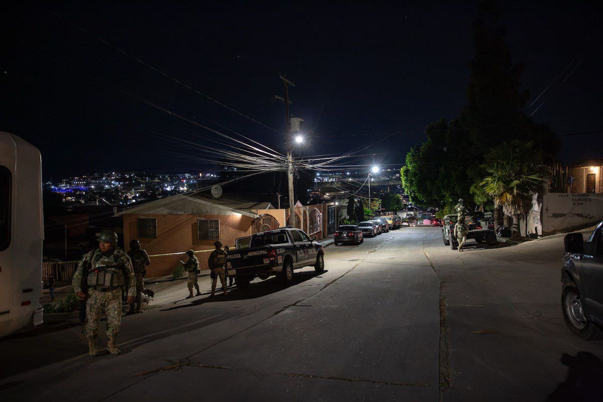 Junto al cadáver se hallaba una cartulina azul claro con un mensaje escrito en color negro. Foto: Border Zoom