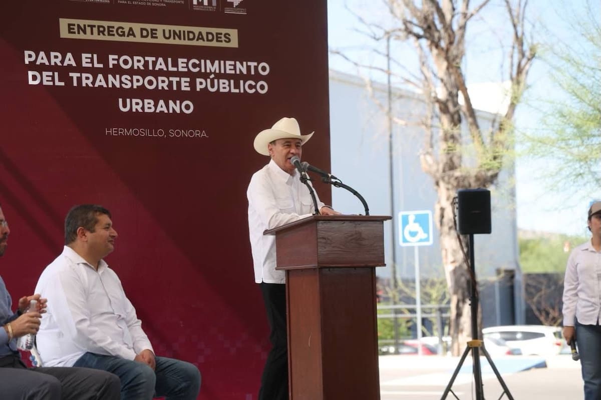 Alfonso Durazo encabezó la entrega de 20 autobuses modelo 2027 para el transporte público de Hermosillo. FOTO: ESPECIAL