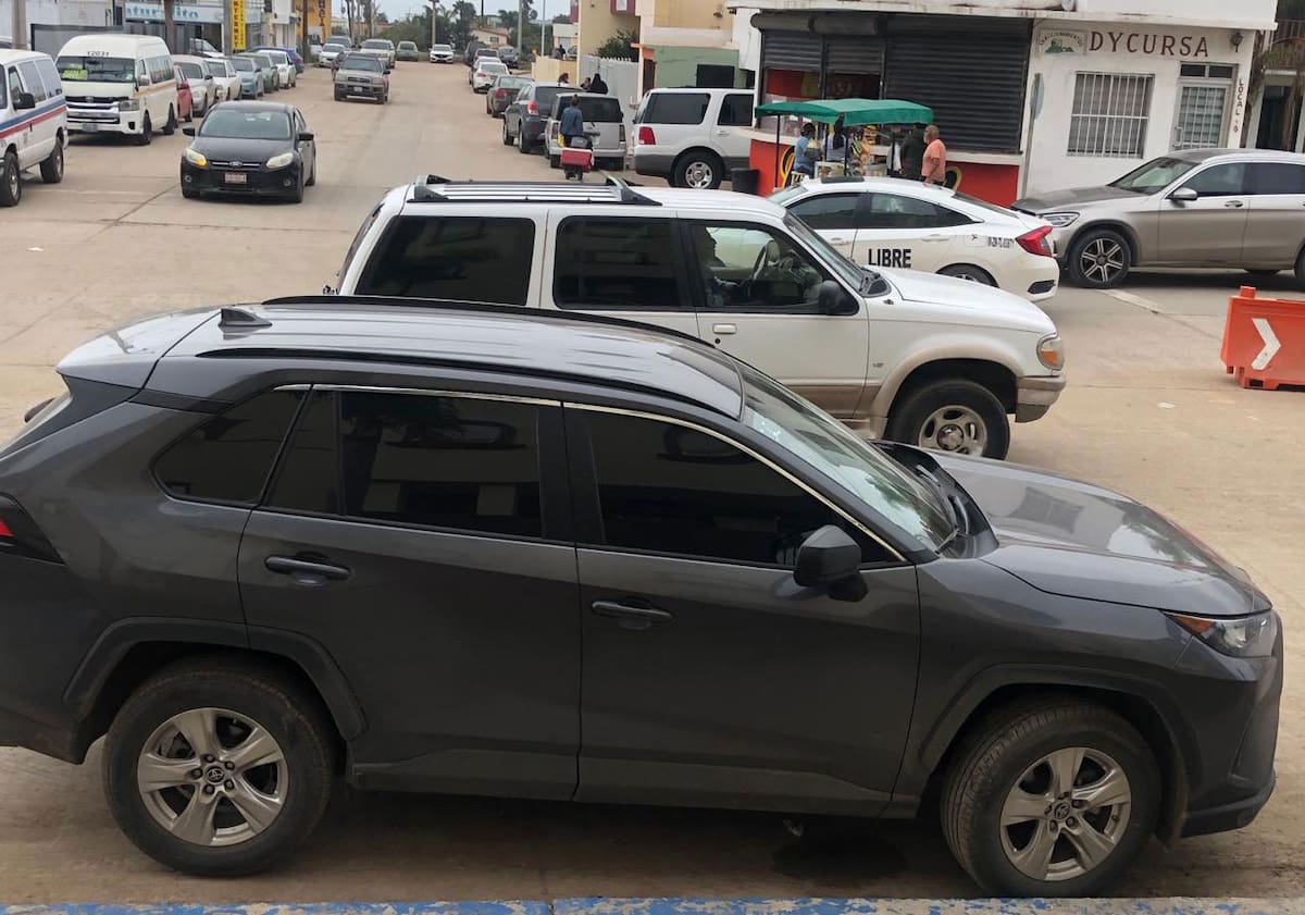 En Rosarito se multa por igual a los conductores de autos locales como extranjeros por traer vidrios polarizados. Foto: Carmen Gutiérrez