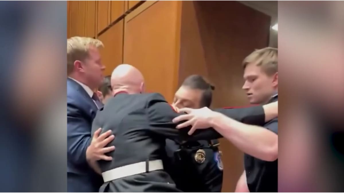 Manifestante veterano fue retirado por la policía y un senador durante una audiencia en el Capitolio. /Captura de pantalla