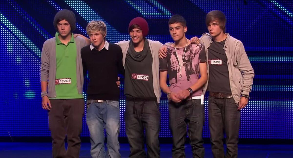 One Direction durante su primera presentación en The X Factor en 2010, cuando la banda se formó oficialmente.