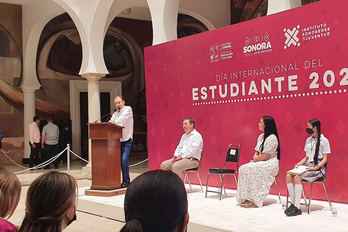 Estudiantes sonorenses tendrán beca estatal, anuncia Durazo en el Día del Estudiante