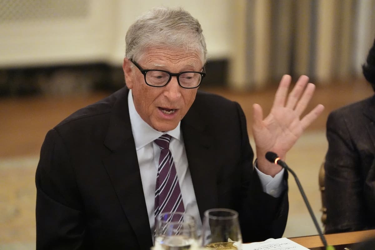 Bill Gates, de Microsoft, habla durante una cena con el presidente Donald Trump en el Comedor de Estado de la Casa Blanca, el jueves 4 de septiembre de 2025, en Washington. | Crédito: AP/Alex Brandon