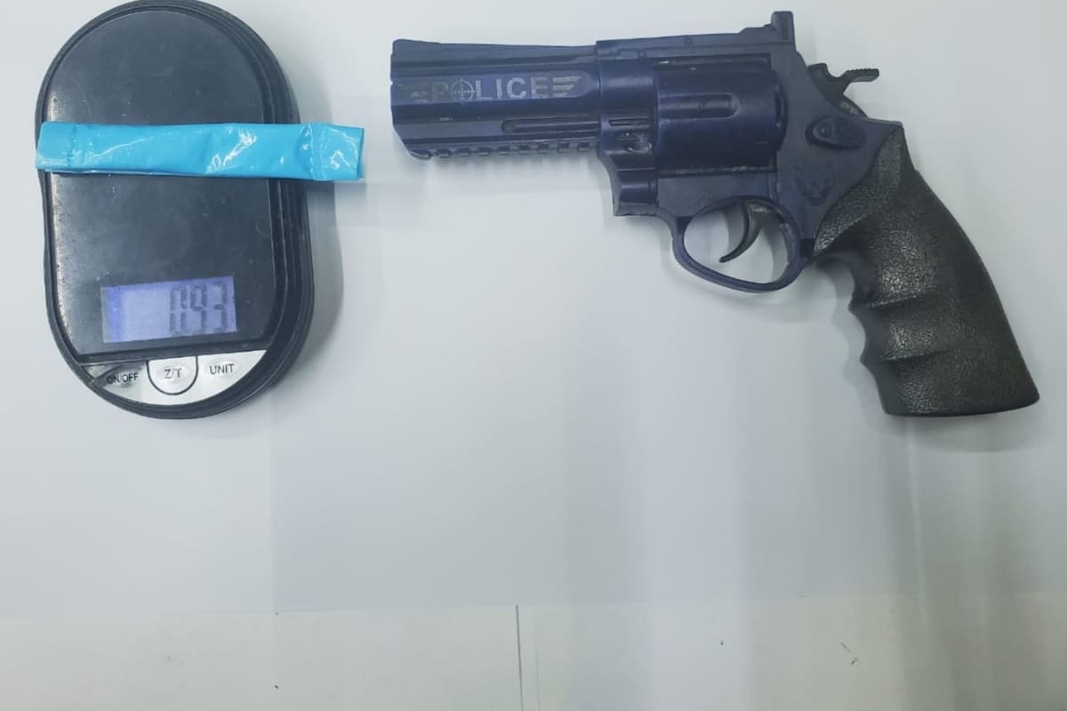Enmascarado intenta asaltar autoservicio con falso revólver