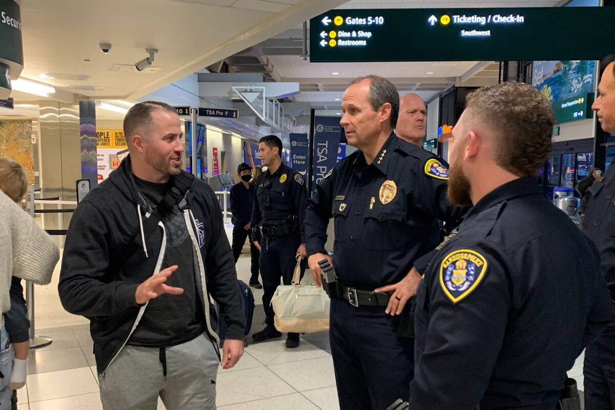 Dan la bienvenida a sargento de la Policía de San Diego tras ser baleado