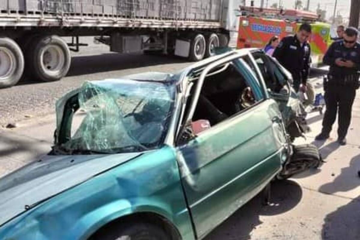 Choca y vuelca en carretera a SLRC