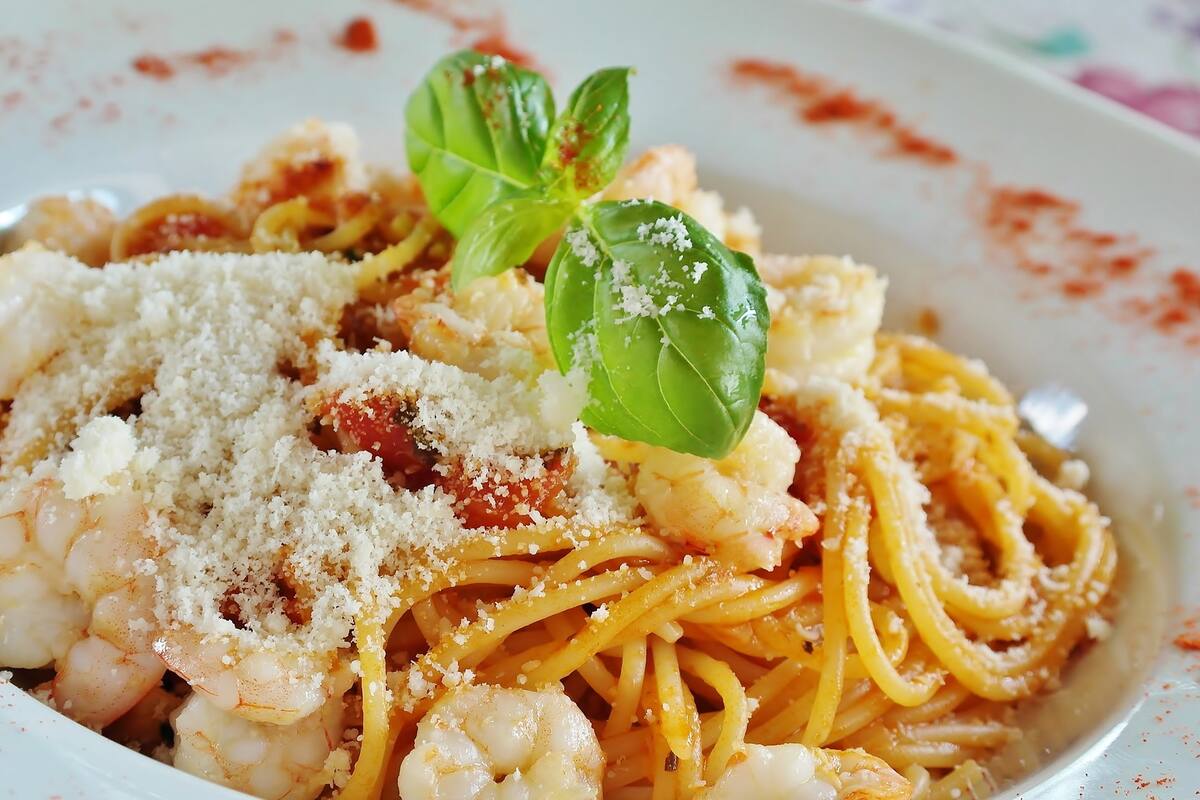 Comer pasta recalentada podría causarte la muerte