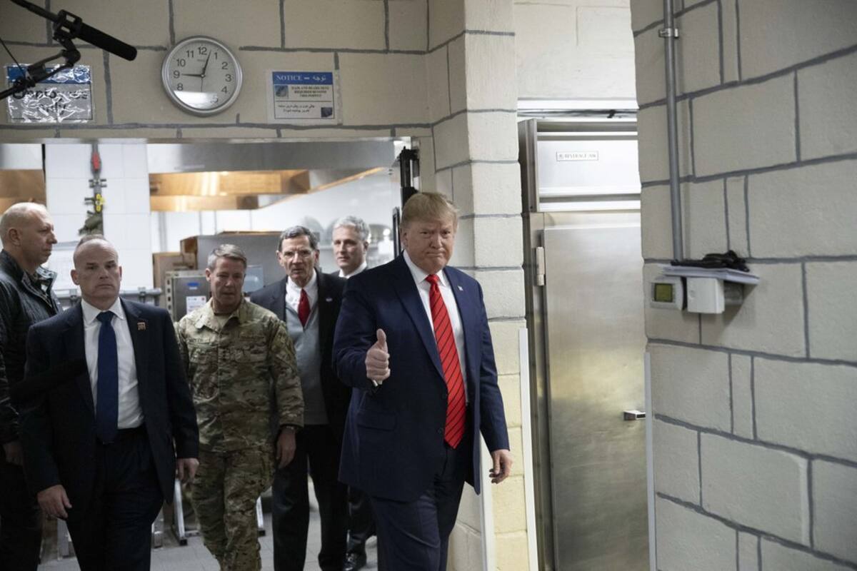Donald Trump hace visita sorpresa a Afghanistán en medio del juicio político