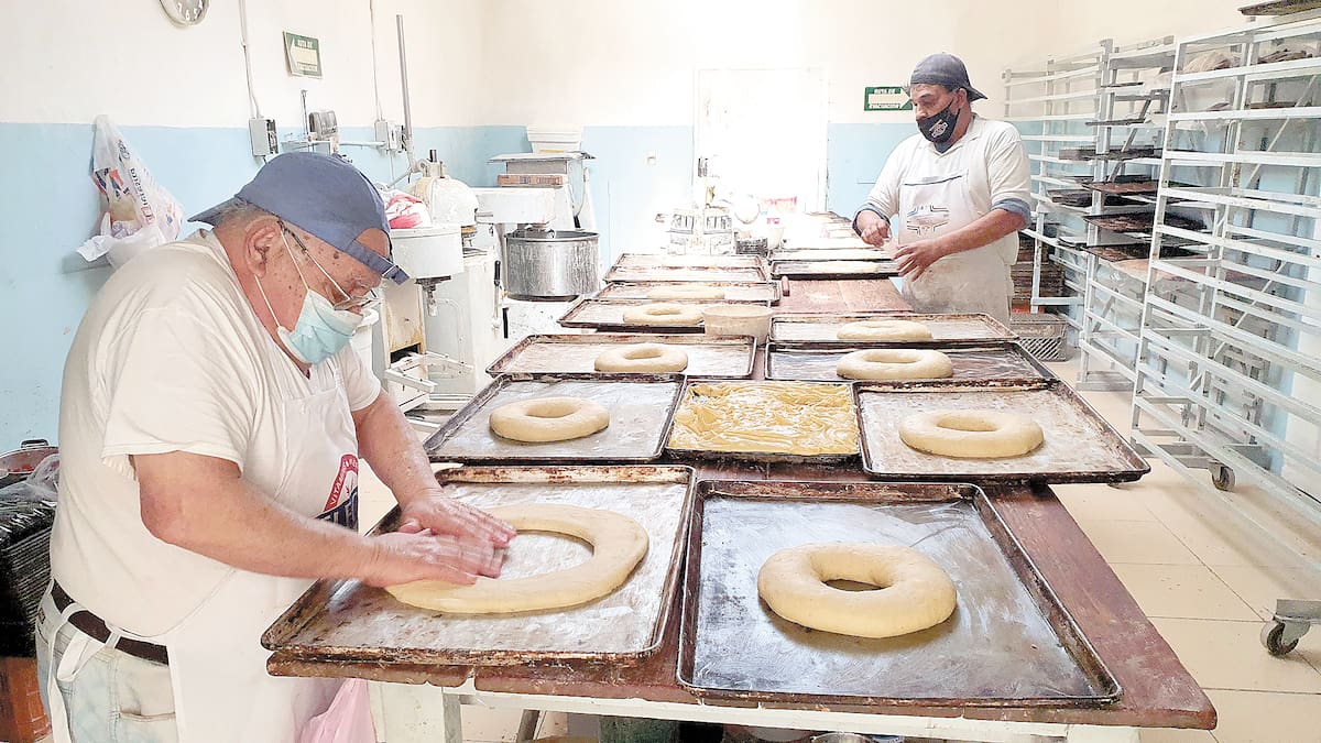 En la panadería Guadalupana, de la colonia 5 de Mayo, Tomás Fernández Rico y su hijo Humberto Fernández, elaboran rosca de reyes con una tradicional receta.