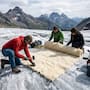 Estudiantes Suizos utilizan lana de oveja para cubrir un glaciar y descubren que el material biodegradable puede proteger el hielo tanto como las lonas sintéticas durante el verano