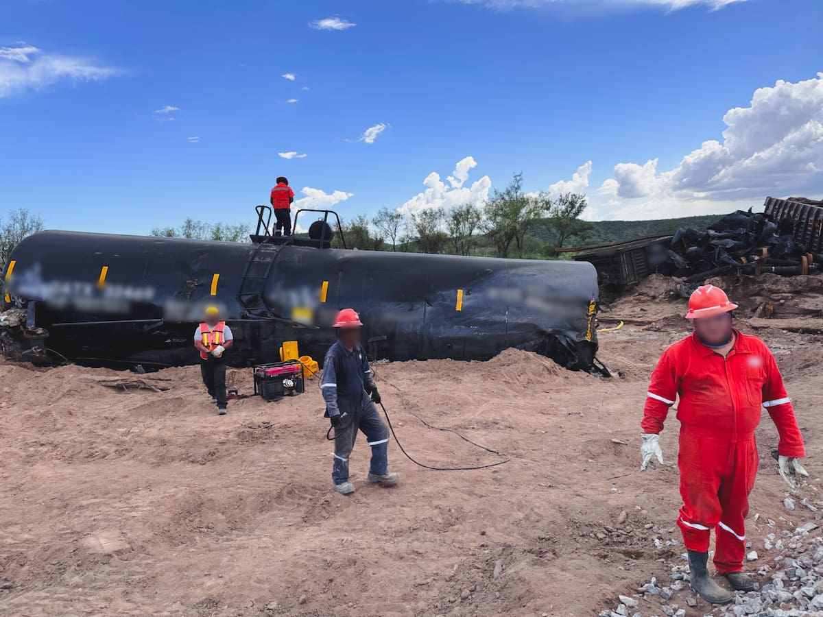 La Secretaría de Salud Pública informó que trabajadores de Ferromex fueron valorados por médicos especialistas tras participar en las labores de atención del derrame. FOTO: ESPECIAL
