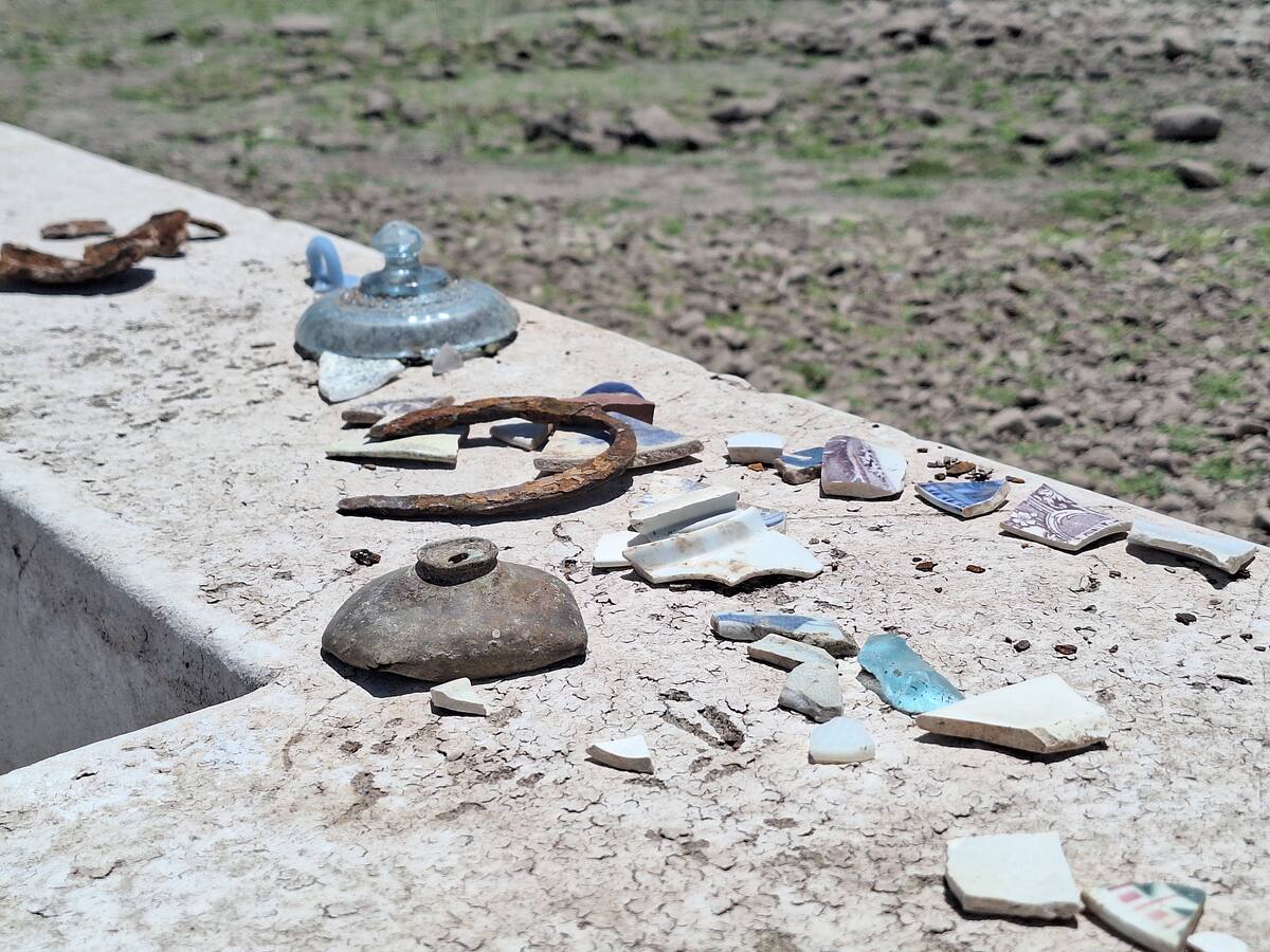 Algunas piezas de objetos antiguos de los pobladores del Buenavista sumergido, se siguen encontrando en el lugar. FOTO: MAYRA ECHEVERRÍA