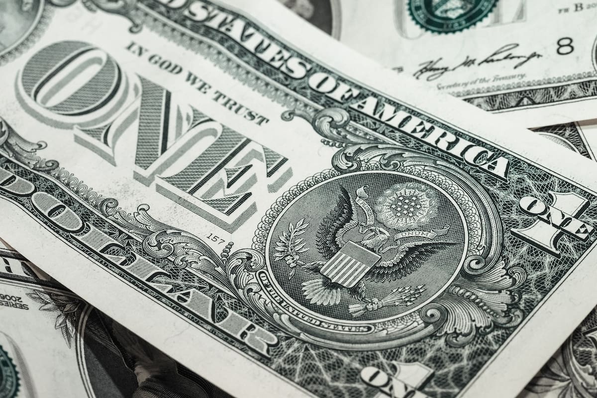 El valor del dólar se encuentra en 17.00 pesos; bancos lo venden hasta en 17.5