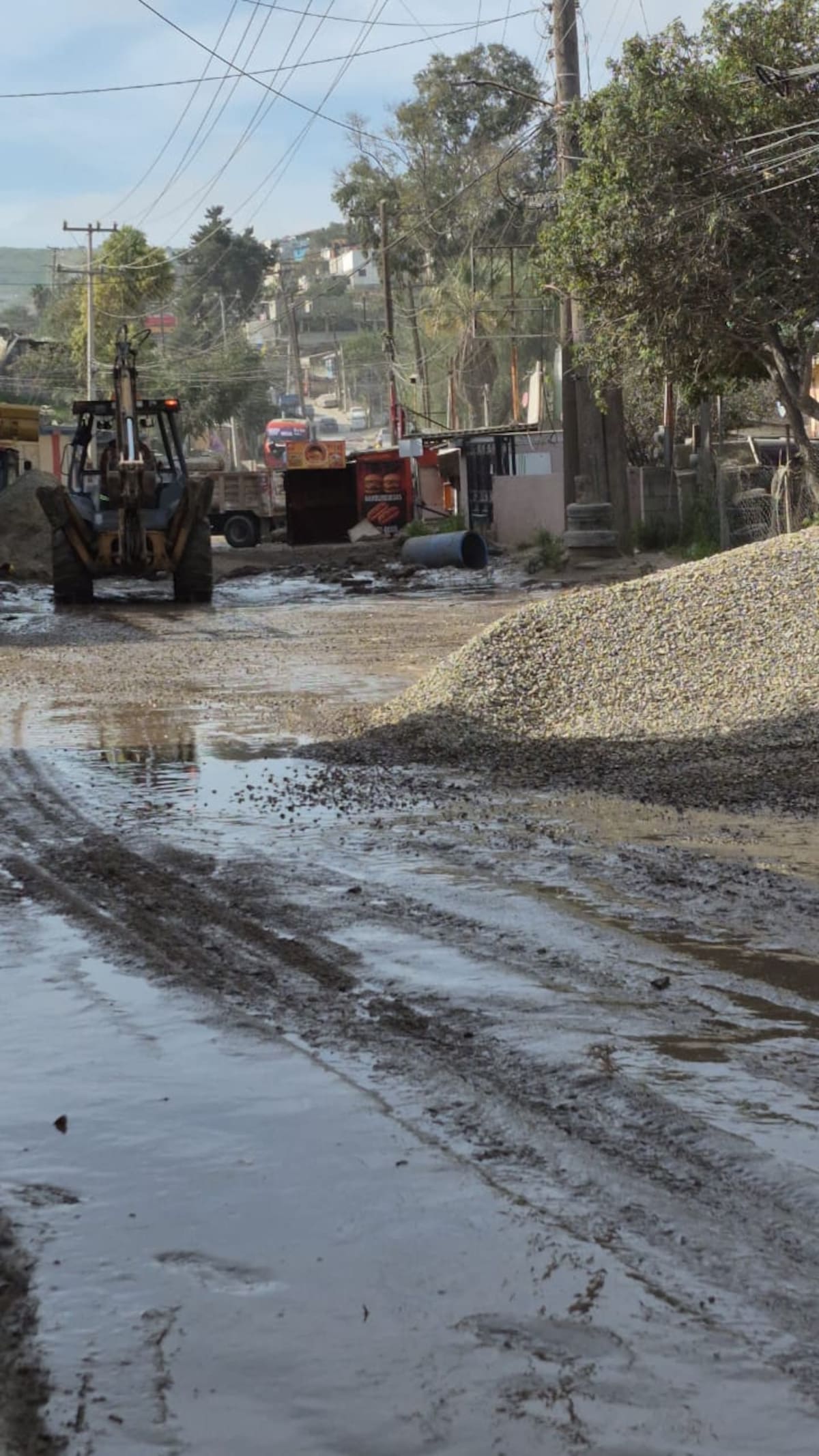 Vecinos de la colonia Cañón del Sainz aprovecharon la atención de las autoridades tras la mega fuga de agua y el socavón registrado en la calle Bolaños Cacho para exigir alumbrado público. Foto: KHENNIA REYES