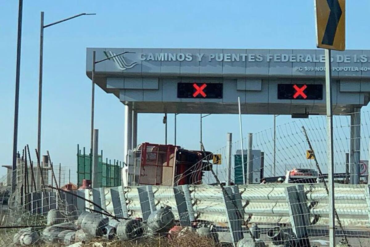 Camión repartidor de gas se vuelca en Rosarito; los cilindros salen disparados