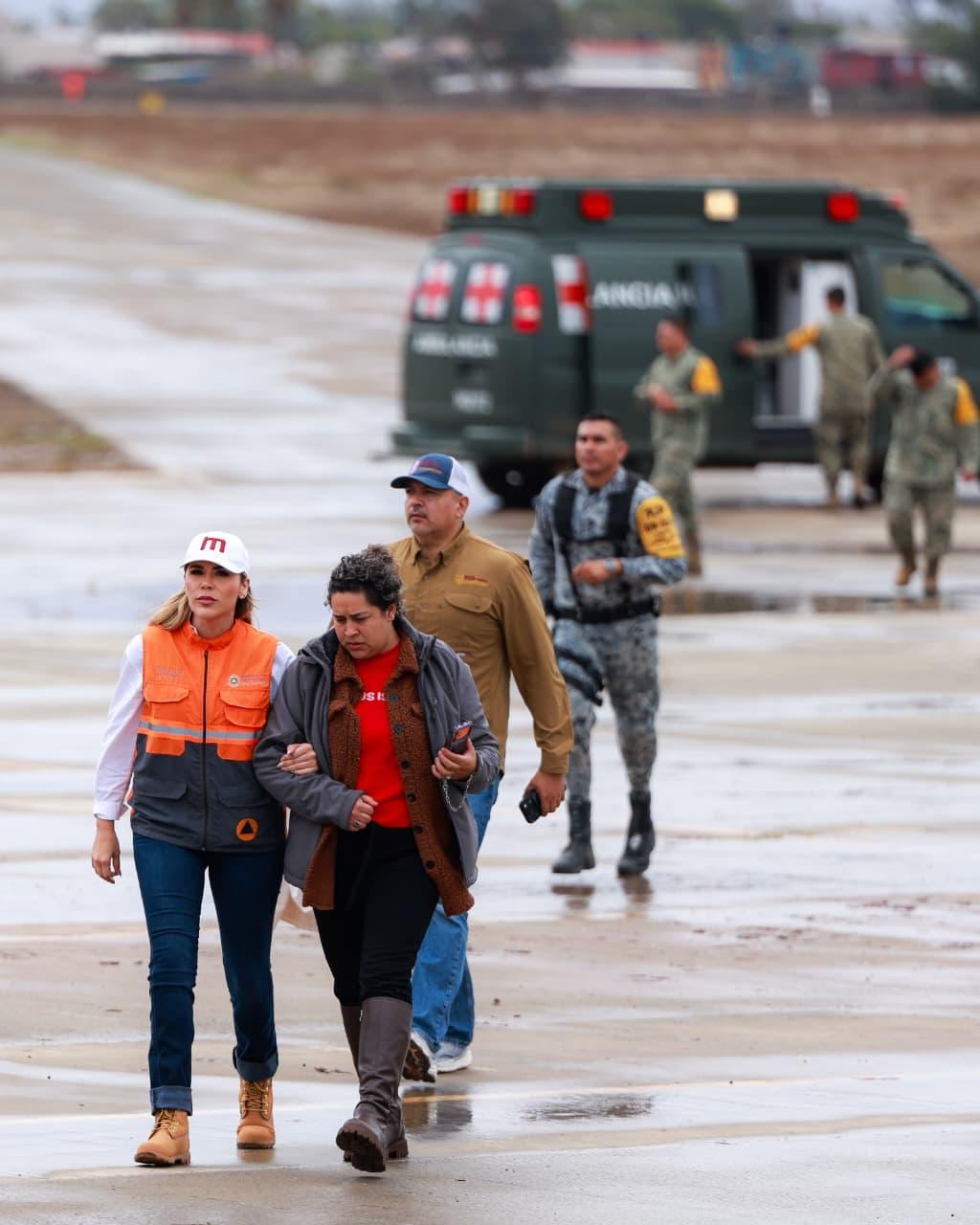 Un helicóptero de la Defensa permitió evacuar a 32 personas y tres perros del rancho Génesis, en Ensenada. Foto: Cortesía