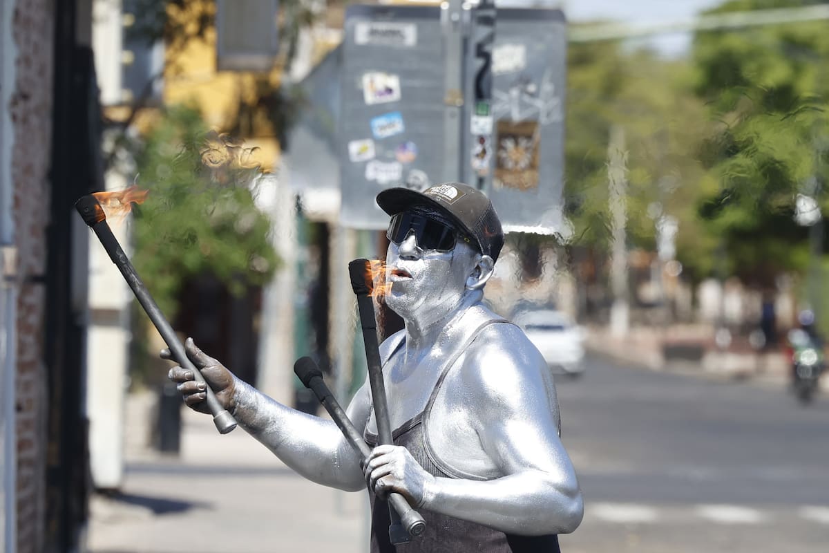 Entre malabares protege como puede su piel del Sol