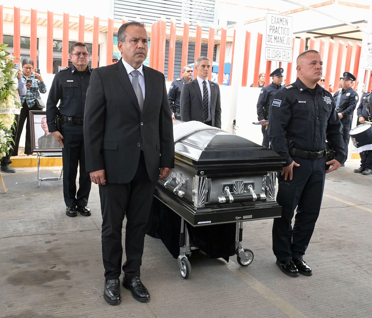 El alcalde Antonio Astiazarán encabezó la guardia de honor en memoria del oficial Luis Fernando Molina Avilés.