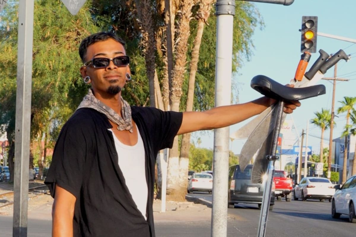 Bajo el sol de Mexicali, Yosshua convirtió los cruceros de las calles en su escenario