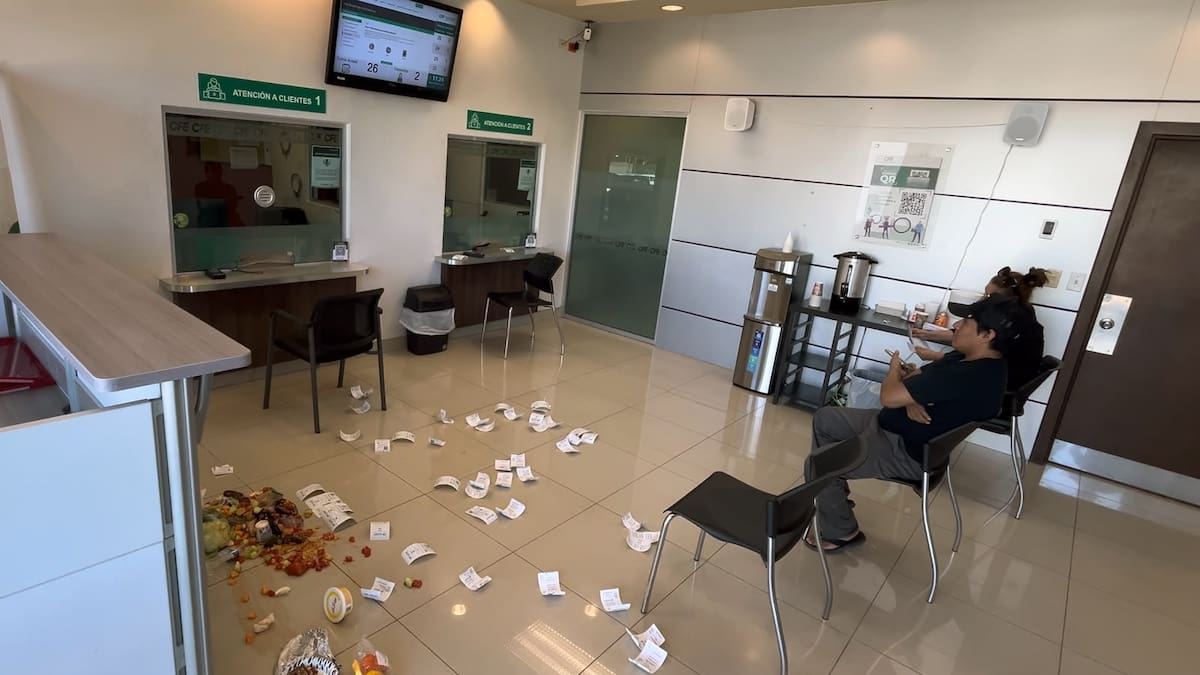 Vecinos de Playas de Tijuana protestan arrojando comida podrida en la CFE tras días sin energía eléctrica